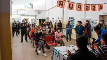 Ayer, a través de una conferencia de prensa los trabajadores de salud anticiparon la manifestación de esta mañana y el corte de ruta del jueves. Foto Juan Thomes.