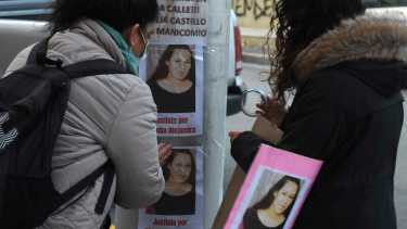 Pancartas afuera de tribunales en una audiencia de control de acusación por el caso Claudia Casmuz en Roca. Foto: Juan Thomes