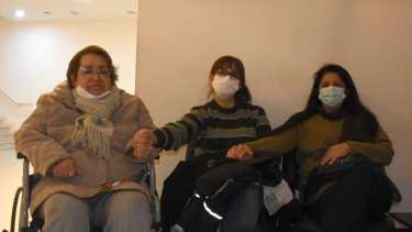 Elsa Gallegos, madre de Javier Videla junto a sus hijas y hermanas del trabajador judicial asesinado. Foto: Juan Thomes 