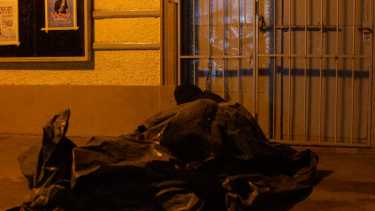 Juan Carlos (36) duerme desde 2020 en el ingreso del Teatro de la Estación. Foto Juan Thomes