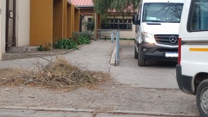 El transporte escolar, un hierro caliente con millonarios contratos directos en Río Negro