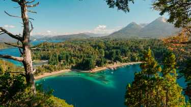 Los lagos que rodean a Villa La Angostura son parte del atractivo del verano. Archivo