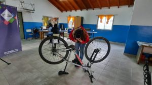 Bicicletas a préstamo para quienes no puedan pagar una en Neuquén y capacitación para arreglarlas
