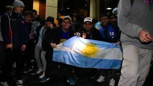 Cientos de vecinos salieron a festejar la goleada de Argentina ante Italia en Roca