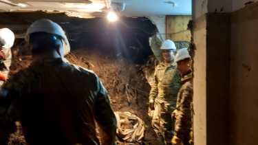 Los rescatistas estuvieron 9 horas en el interior del hotel arrasado con el alud en Bariloche. Foto: Gentileza