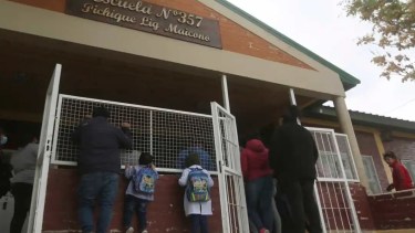 Varias de las balas impactaron contra la Escuela 357. 