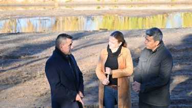 Rioseco, Lamarca y Escobar eligieron el brazo casi seco del río Limay para hablar sobre su reclamo del Ministerio de Ambiente. (Florencia Salto).-