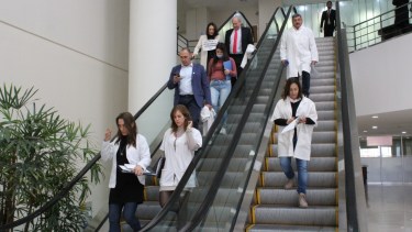 La oposición bajó al recinto con chaquetas de médico. Foto: gentileza.