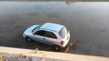 Imagen de Conducía en estado de ebriedad y cayó con su auto al canal grande, en Roca