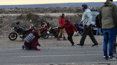 Un hombre hirió a una manifestante y siguió su camino. Foto: Matías Subat.