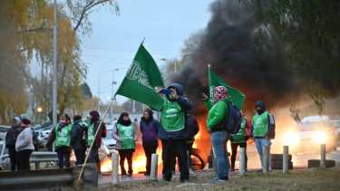 Los trabajadores de ATE levantaron los cortes en el  puente carretero de Neuquén-Cipolletti y los accesos a los aeropuertos de Viedma y Bariloche. (Foto Florencia Salto).-