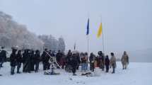Imagen de Bajo la nieve que caía, celebraron la llegada del Año Nuevo Mapuche en Piedra del Águila