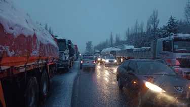 Los mayores inconvenientes en el tránsito se registran en el cruce de Castello con Ruta 22. Foto César Izza. 