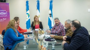 La intendenta de Plottier, Gloria Ruiz del partido (SIEMPRE), con las diputadas provinciales María Laura Bonotti (Siempre), Lorena Abdala (MPN), Carlos Sánchez (UP), Andrés Peressini (SIempre) y Carlos Coggiola (DC) de Plottier (gentileza)