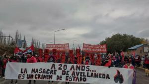 Se movilizaron en el puente carretero Cipolletti-Neuquén, a 20 años de la Masacre de Avellaneda 