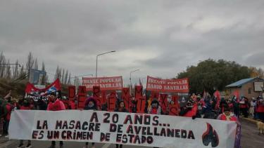 Movilización en el puente carretero a 20 años del asesinato de Kosteki y Santillán. Foto: Twitter @blancoandres_ 