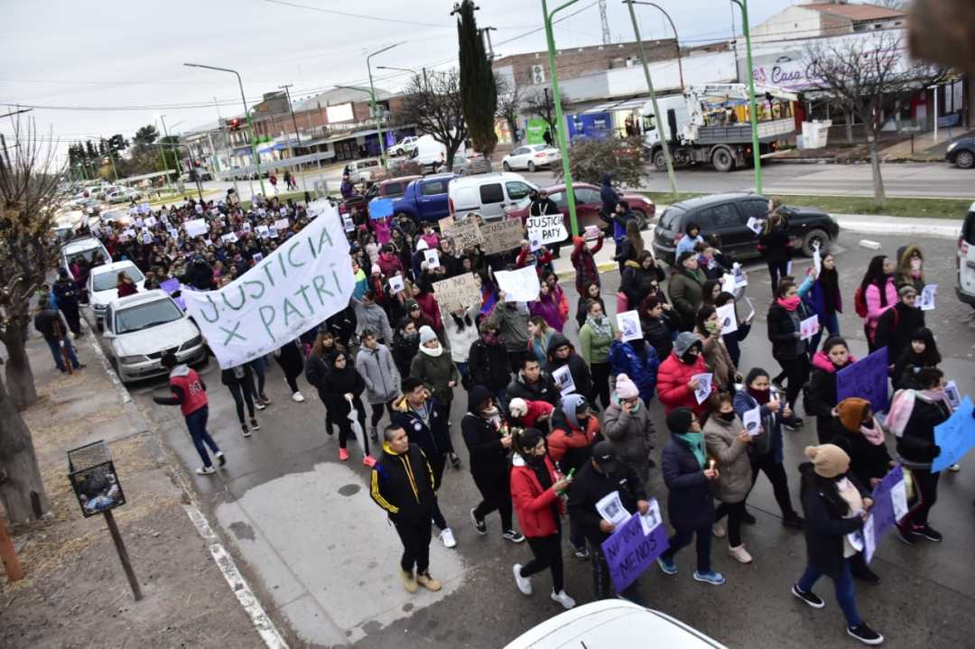 Catriel marcha y pide justicia por el femicidio de Patricia Rodriguez. Fotos: Yamil Regules