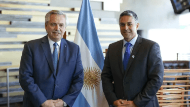 El presidente Alberto Fernandez y el titular de General Motors Internacional, Shilpan Amin.

