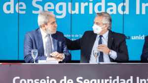 El ministro Aníbal Fernández explicó por qué dejaron aterrizar al avión venezolano