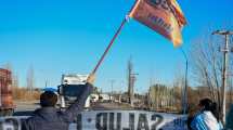 Imagen de Trabajadores de la Salud y del Frente Piquetero cortan dos tramos de la Ruta Nacional 22, en Roca