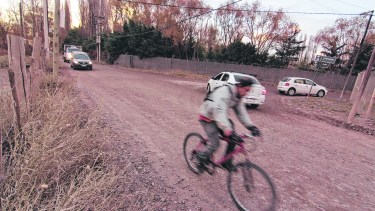 El olvido de la calle Futaleufú. Actualmente es de tierra, con un tramo pavimentado que está en pésimas condicionesy con escasa iluminación. (FOTO: Oscar Livera)