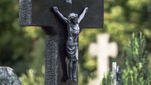 Robaron y provocaron daños en el cementerio de Cinco Saltos