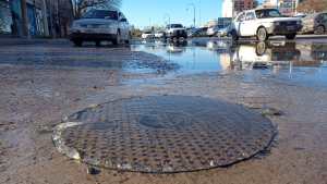 Otra vez colapsó la red cloacal y dejó una calle inundada con aguas contaminadas, en Roca