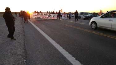 Unos cincuenta manifestantes llevan adelante el corte de ruta en Chichinales. (foto: Néstor Salas)