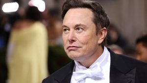 La empresa de Elon Musk implantó el primer chip cerebral en un humano