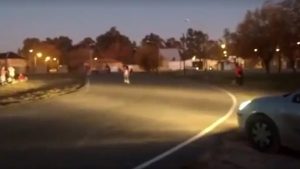Iluminan con autos la pista para que sus hijos practiquen patín en Centenario