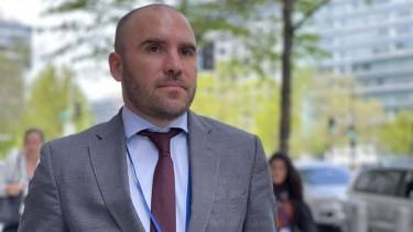 Mercados anticipan semana compleja para Guzmán: pulseada con los bonos en pesos e inflación