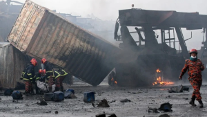 Al menos 40 muertos y 300 heridos en una explosión de contenedores en Bangladesh