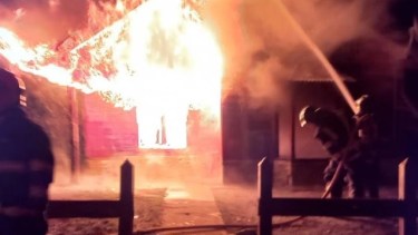 El incendió de la vivienda donde funcionaba la Secretaría de Bosques de Chubut ocurrió durante la madrugada de este lunes. (Foto gentileza Noticias de El,Bolsón)