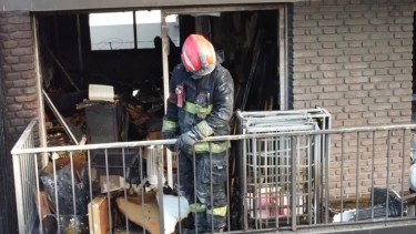 Los bomberos trabajaron durante largo rato para contener el fuego. Foto: gentileza Infobae.-
