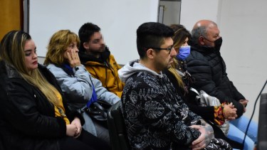 En primera fila se sentó Juan Lescano, su pareja Karina Neyroud y Alejandro Lescano. En segunda fila estuvieron  Karol Daiana López y su mamá Silvia Weisser. (foto: César Izza)