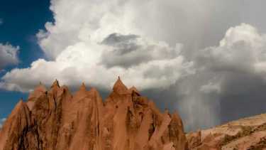 Los Bolillos, a 19 km de Varvarco en el norte neuquino. Guarda en sus entrañas la historia del llamado cementerio de la peste Foto: Martín Muñoz.
