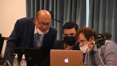 Marcelo Muñoz (de pie) le soltó la mano a Monsalve. (Archivo/Matías Subat)