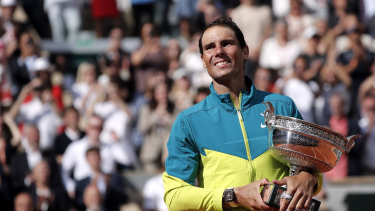 Rafa Nadal junto a su 14° trofeo de Roland Garros en París. Foto EFE. 