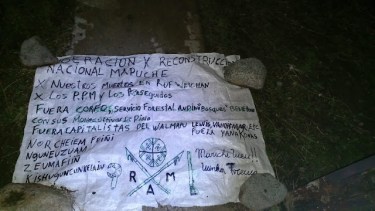 Un panfleto que fue encontrado cerca de la casilla de Bosques afectada por las llamas en El Hoyo. Imagen: NoticiasDelBolson 