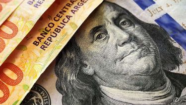 ¿Qué hacer con los pesos en esta tormenta financiera?