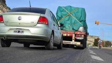 Por el frenado y arranque de camiones, se deformó  el asfalto de la Ruta 22 en el ingreso oeste a Villa Regina. (Foto Néstor Salas)