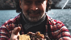 Este chef graba sus mejores recetas de cocina de montaña en los paraísos de nuestra cordillera