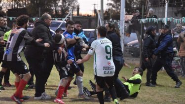 Jugadores de Buena Parada agredieron al juez de línea Carlos Fernández. (Foto: Jorge Tanos)
