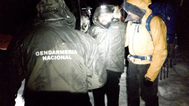 Gendarmes rescataron a los turistas perdidos en la montaña en un operativo que comenzó la noche del lunes y finalizó esta mañana de martes. (foto gentileza)