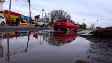 La acumulación de agua es importante en calle Rochdale, en el acceso a la rotonda. (foto Alejandro Carnevale)