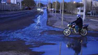 Pérdida de agua en calle Maipú, detrás del Penal II de Roca. Foto: Cesar Izza
