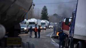 Transportistas cortaron toda la noche en Roca y siguen con tres bloqueos, uno en Chichinales