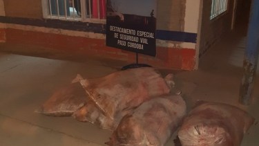 Una parte de la carne decomisada anoche en Paso Córdoba. Foto: gentileza