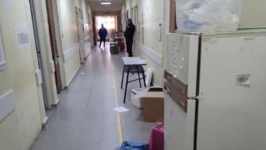 El pasillo del hospital quedó destrozado tras los incidentes que generó el paciente de Salud Mental. (foto: gentileza)