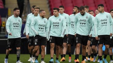 El equipo argentino en Wembley, previo a la práctica en el estadio londinense. El once titular está confirmado. (AP photo/Frank Augstein)